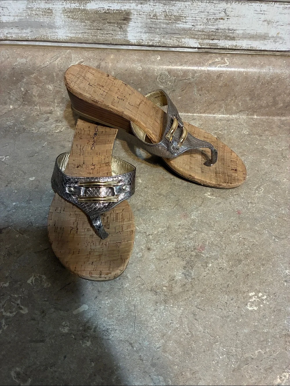Bandolino women's 7.5 thong wedge sandals metallic silver & gold cork wood heel